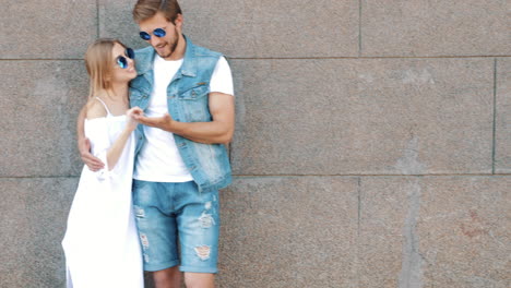 una pareja de moda de verano.