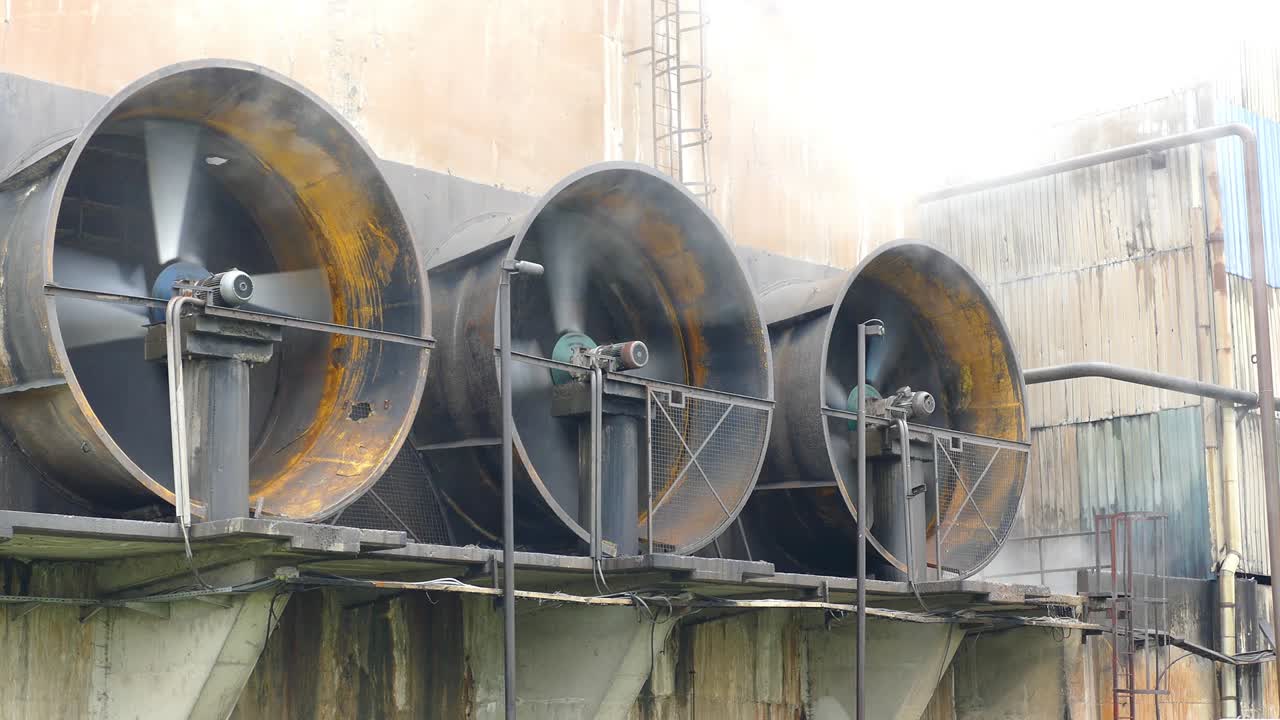 공장에서 큰 산업 팬의 클로즈업