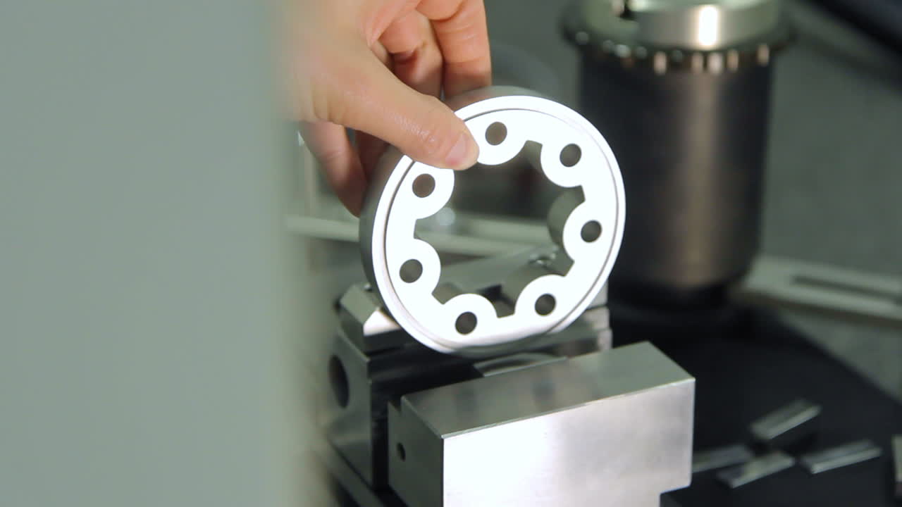 작업자 손으로 기계에 금속 공백을  ⁇ 입. 기계에 플랜지 설치