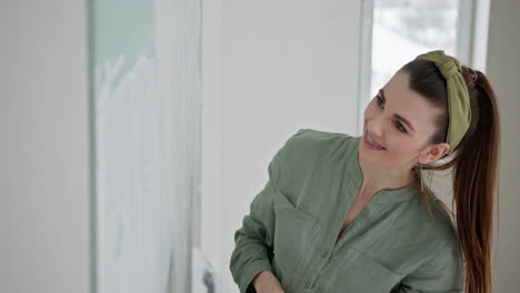 mujer aplicando yeso a la pared