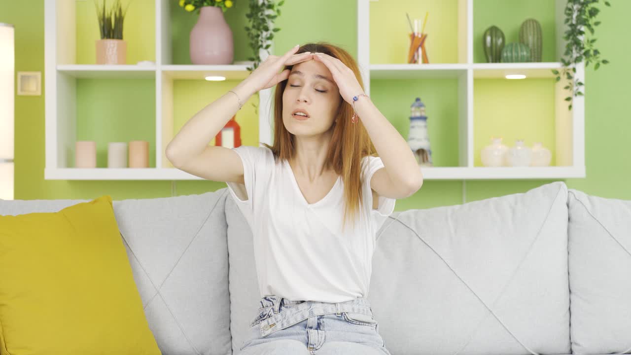 편두통을  ⁇ 고 있는 젊은 여성