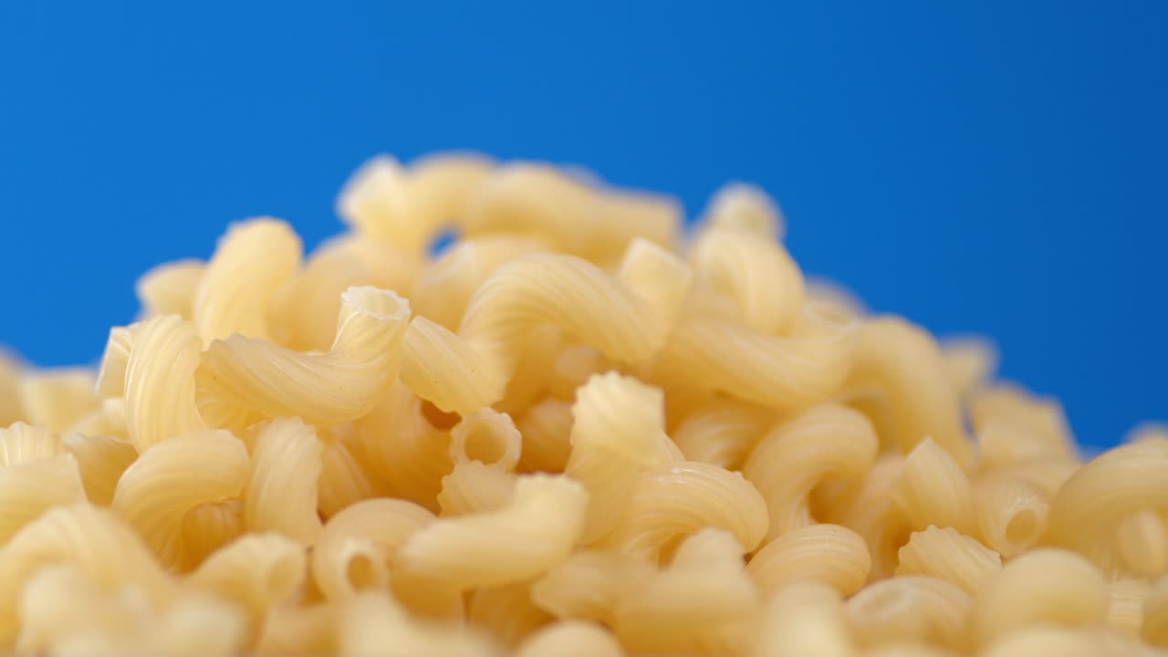 건조한 카바타피 파스타 한 어리가 천천히 회전합니다.