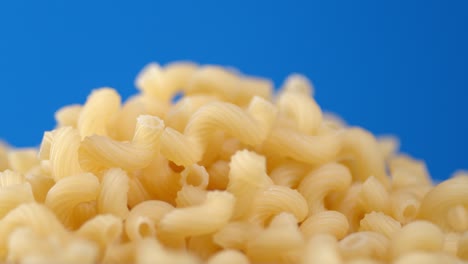 un montón de pasta cavatappi seca gira lentamente.