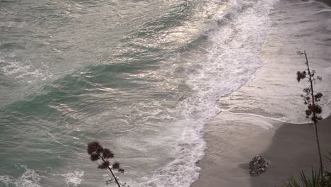 Vista-Panorámica-De-Las-Olas-Rompiendo-En-La-Playa-En-Cámara-Lenta