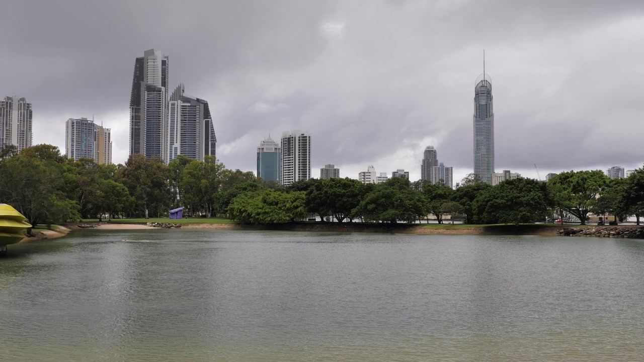 Yağmurlu bir günde, Avustralya Gold Coast'taki Sanat Parkı ve gölünün karşısından Surfers Paradise'ın geniş el çekimi görünümü.