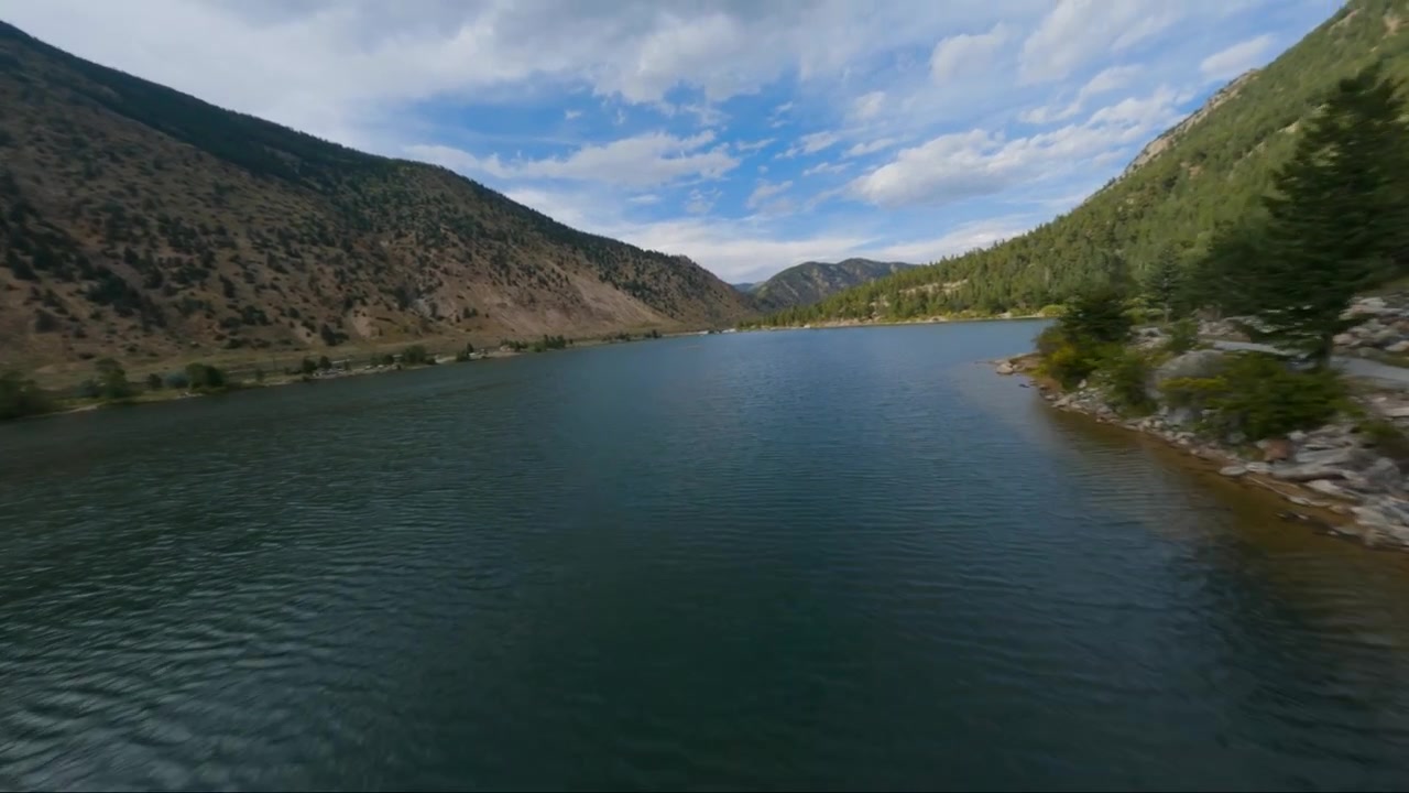 Un drone FPV si tuffa giù da una montagna a Georgetown, Colorado, poi vola sopra un lago.