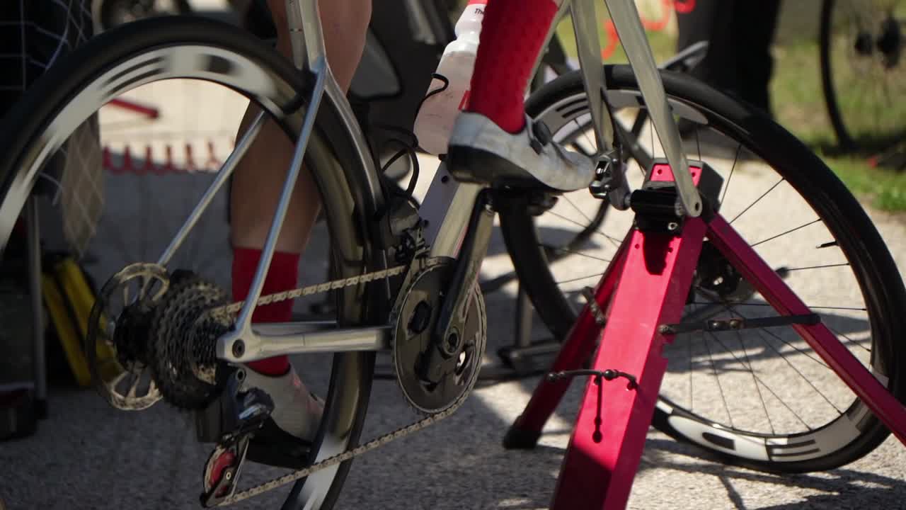 경주 날 자전거를 타는 자전거 타는 사람 120fps