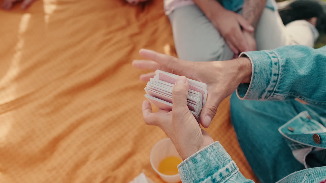 Amici che giocano a carte a un picnic