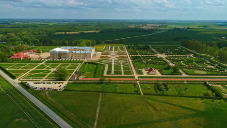 Diseño-Y-Distribución-Cautivadores-De-Los-Jardines-Del-Palacio-Rundāle,-Letonia,-Vista-Aérea-De-Drones