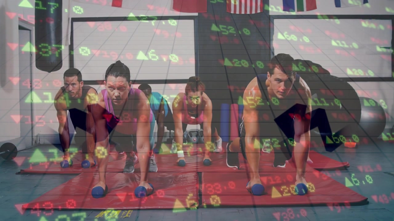 Video vertical: Grupo en el gimnasio comenzando la plancha, haciendo remos con mancuernas, con una superposición que se mueve para indicar la fuerza.