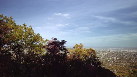 Wunderschöner-Herbstblick-Auf-Budapest-Vom-Budaer-Hügel,-Der-Aus-Der-Luft-Nach-Unten-Gehoben-Wird