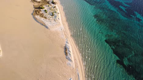 Vista-Aérea-Cristalina-Del-Mar-De-La-Playa-De-Cerdeña-Con-Arena-Brillante,-Aérea