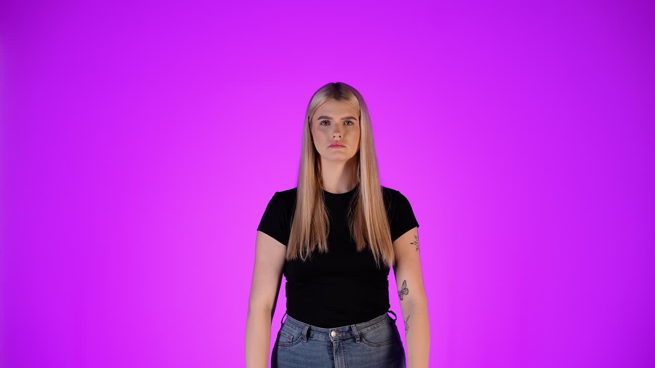 mujer rubia, sin rechazo rechazo y falsa respuesta expresión de gesto