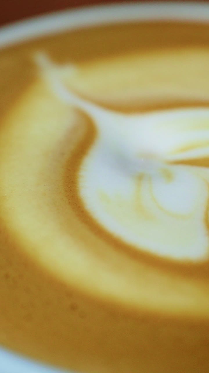 Primo piano di latte versato per creare latte art