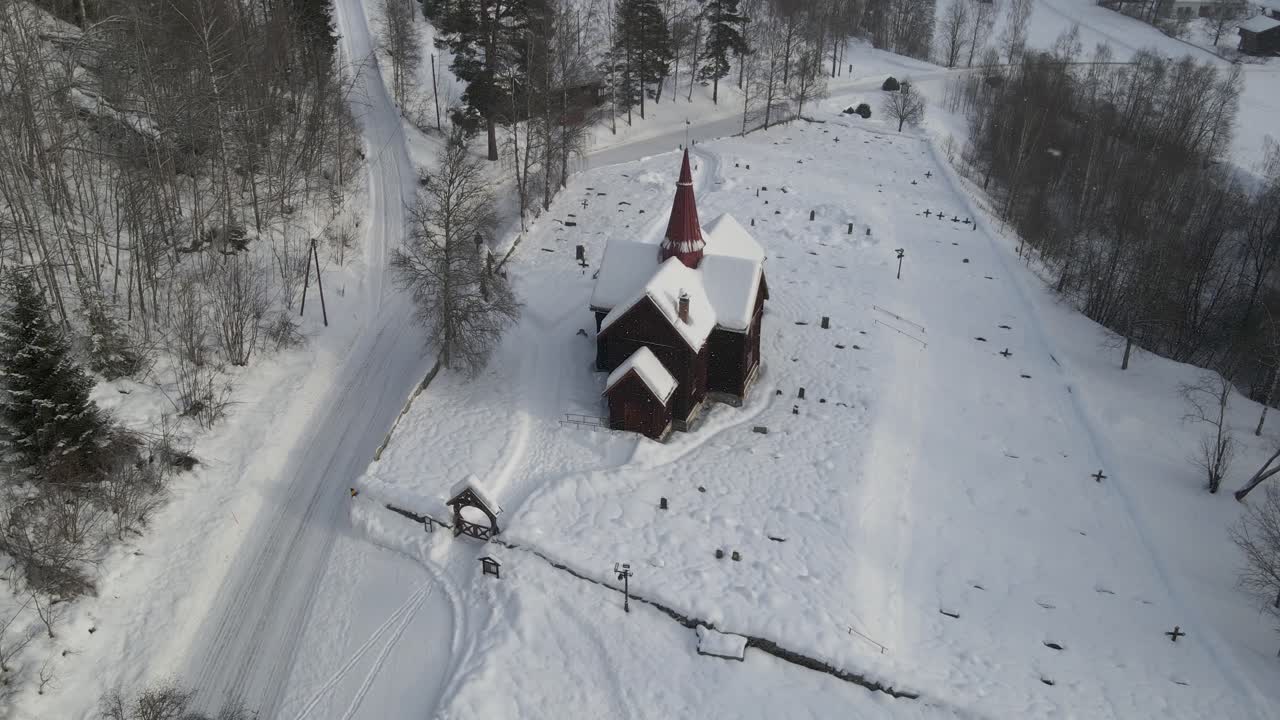 Luftfoto av Rollag stavkirke i Norge