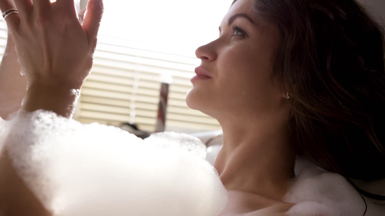 거품 욕조 에서 휴식을 취 하는 여자