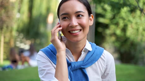 Mujer-Alegre-Hablando-Por-Teléfono-Al-Aire-Libre