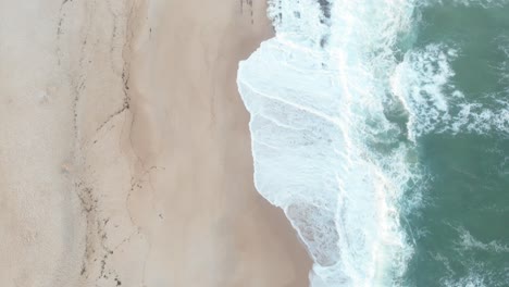 Vista-Aérea-De-Playa-Tropical-Y-Olas-Con-Arena-Blanca-Y-Mar-Azul