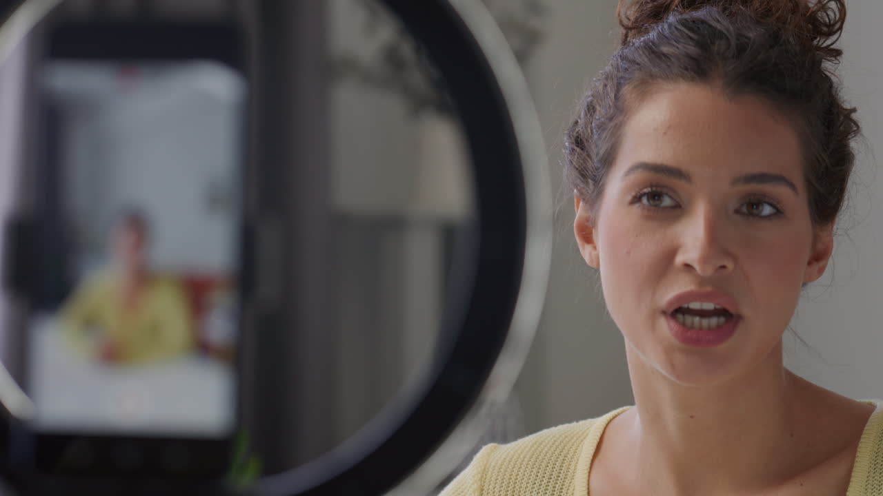 Blogger donna che parla davanti a un setup smartphone con ring light