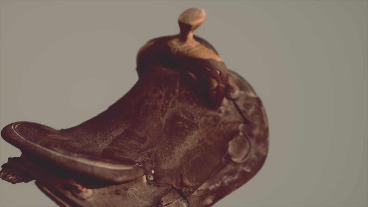 старое старое кожаные седло для лошадей