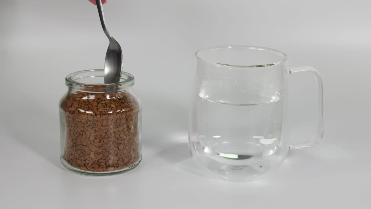 последовательная демонстрация приготовления растворимого кофе