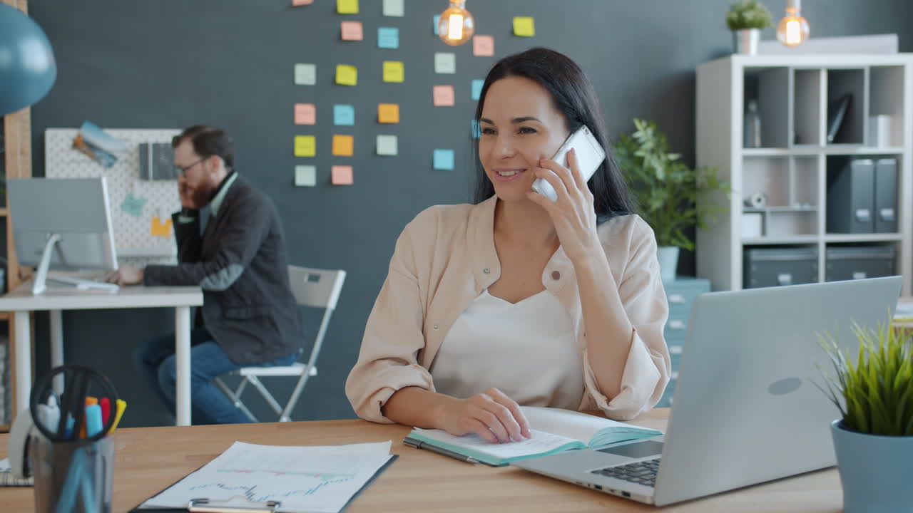 mujer de negocios en el teléfono en una oficina moderna