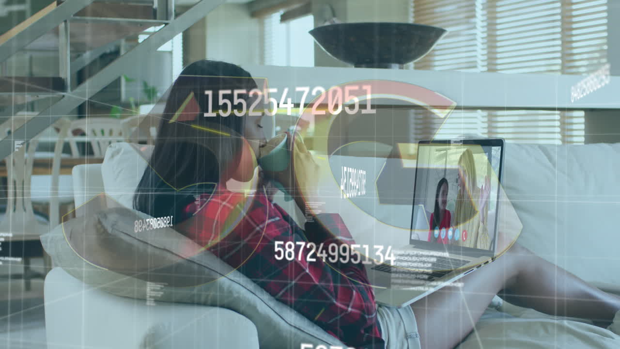 백그라운드에서 비디오 통화에 노트북을 사용하는 여자를 통해 바뀌는 숫자의 애니메이션