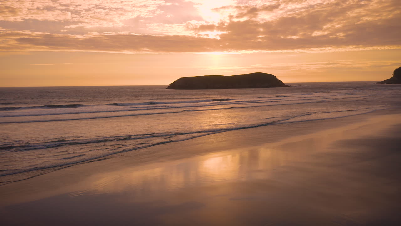 hermosas olas tranquilas y serenas que llegan a tierra al atardecer
