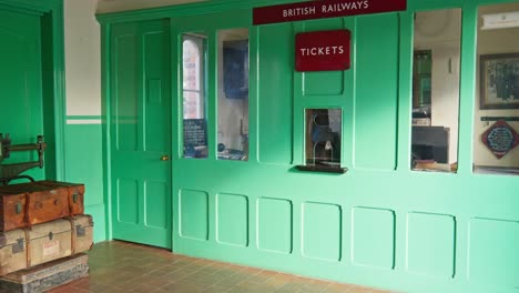 Interior-Retro-Oficina-De-Billetes-De-Ferrocarril-Británico-Pagar-Mostrador-Hadlow-Road