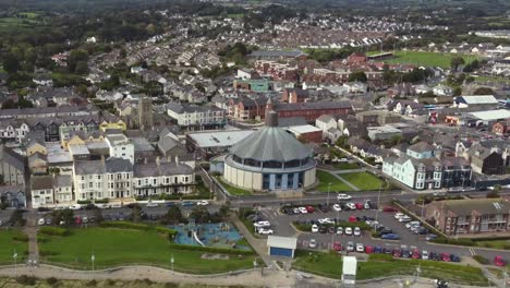 Vista-Aérea-De-La-Ciudad-De-Newcastle-En-Un-Día-Soleado,-Condado-De-Down,-Irlanda-Del-Norte