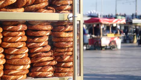 vendedor callejero turco que vende pan de simit