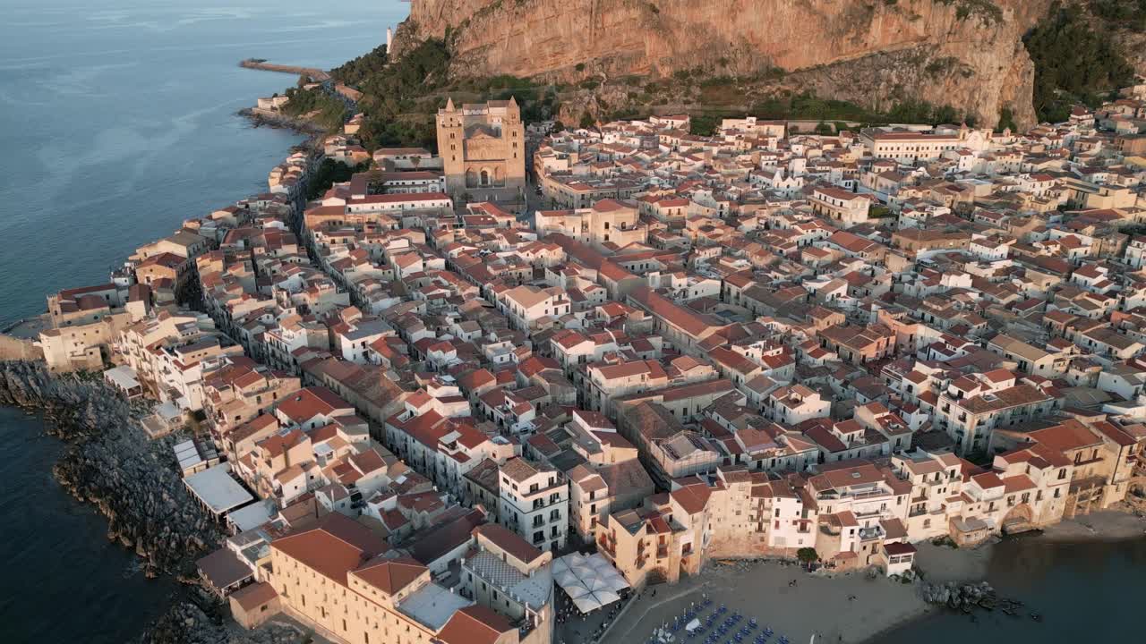 세팔루, 시칠리아, 이탈리아 지중해, 해변과 역사적인 구도시 위에서 해가 지는 모습