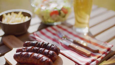 Salchichas-A-La-Parrilla-Y-Ensaladas-Para-Un-Picnic-De-Verano