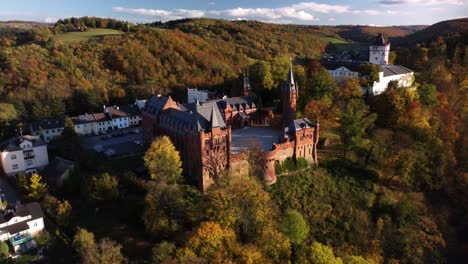 Hoch-Gelegene-Burgen,-Umgeben-Von-Bergen