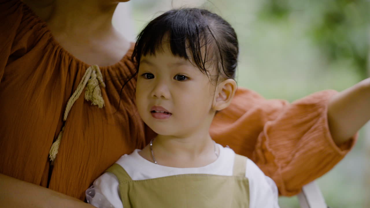 경치를 바라보는 엄마와 아이