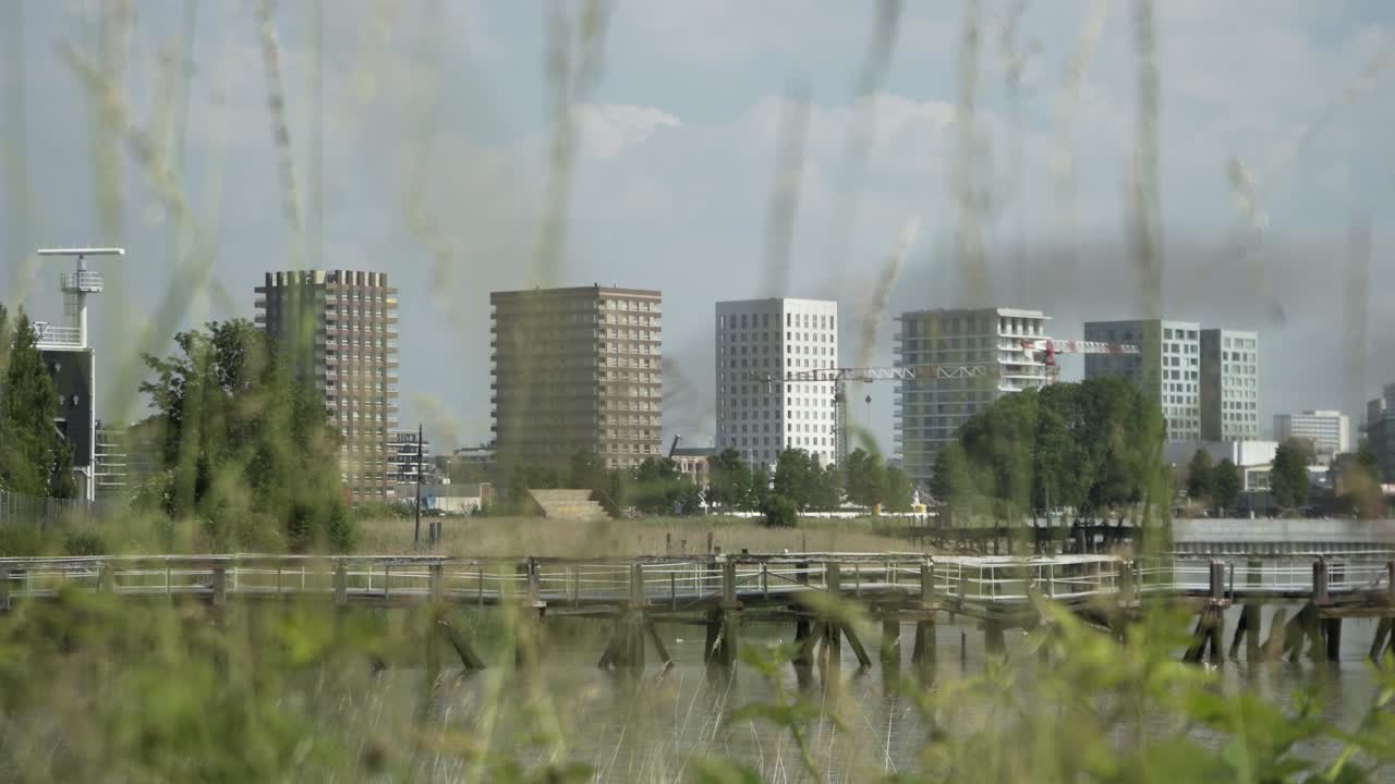 건설중인 멀리있는 일부 고층 빌딩