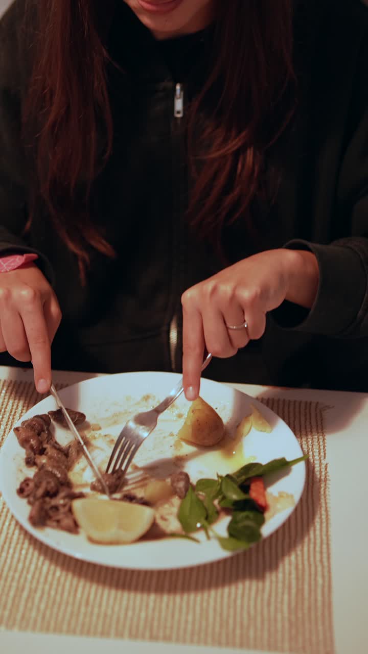 mujer comiendo una comida