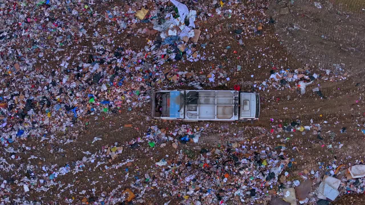 Ripresa con drone di una discarica delimitata da rifugi di fortuna per rovistatori.