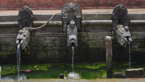 Traditionelle-Aus-Stein-Geschnitzte-Wasserhähne-Am-Patan-Durbar-Square,-UNESCO-Weltkulturerbe,-Nepal