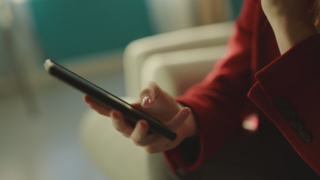 manos de una mujer usando un teléfono inteligente