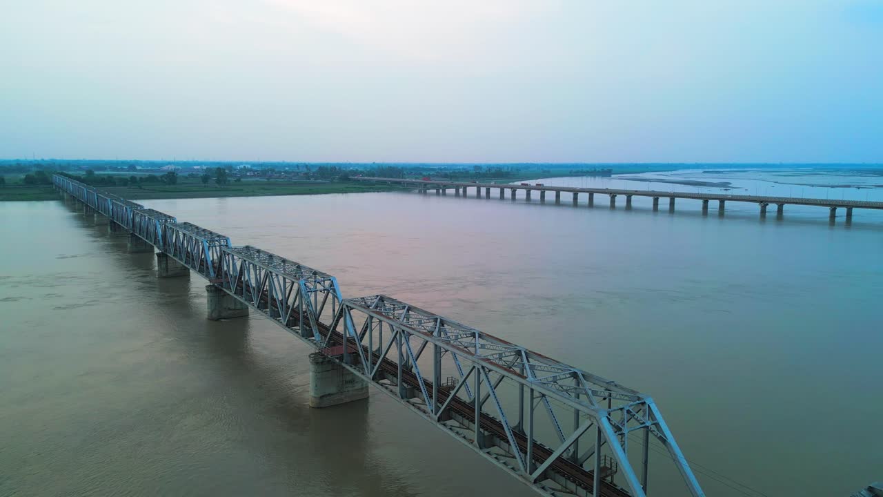 puente ferroviario de saryu en el río ghaghara vista de pájaro desde arriba en uttar pradesh