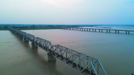 Saryu-Eisenbahnbrücke-Am-Ghaghara-Fluss,-Vogelperspektive,-Draufsicht-In-Uttar-Pradesh