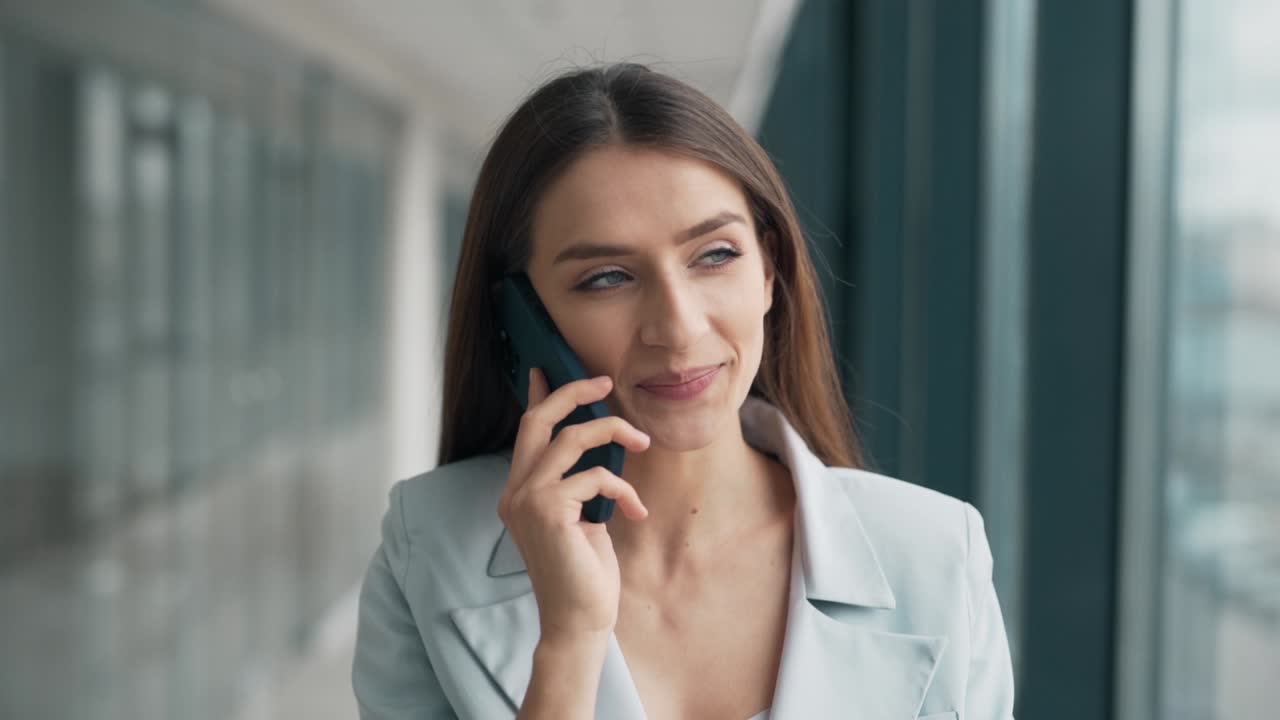 Primo piano di una bella donna sorridente che parla al telefono