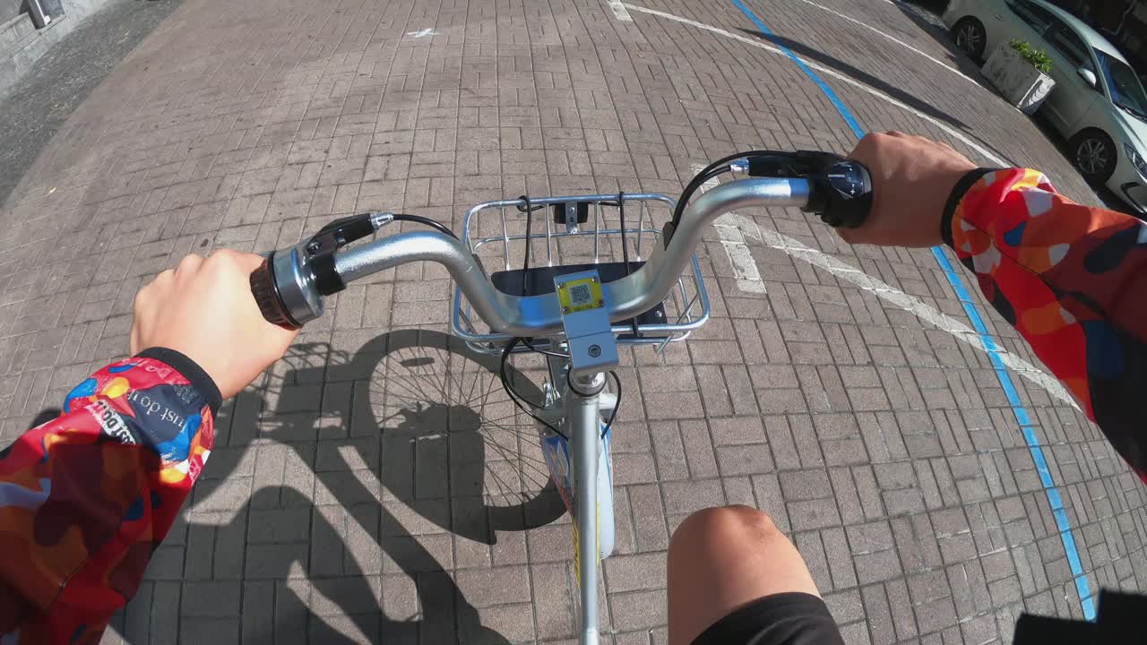 거리에서 자전거를 타는 사람