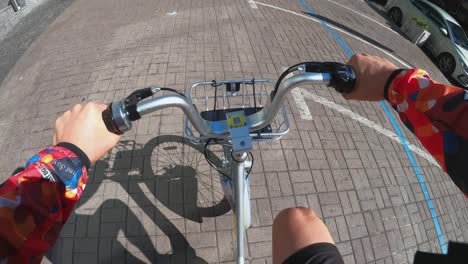 persona montando una bicicleta en la calle