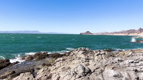 Zeitlupenaufnahme-Von-Wellen,-Die-Sich-Am-Strand-In-Sonora-Brechen