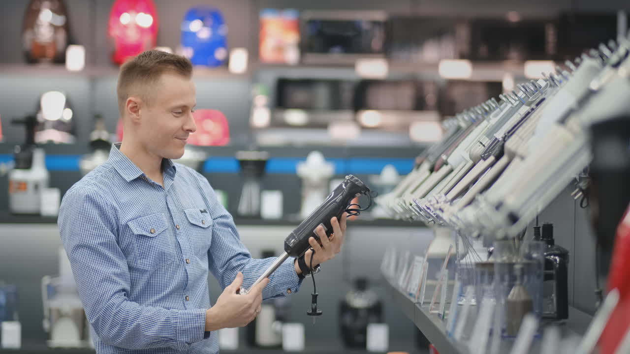 tienda de electrónica moderna, hombre guapo elige una licuadora para su esposa