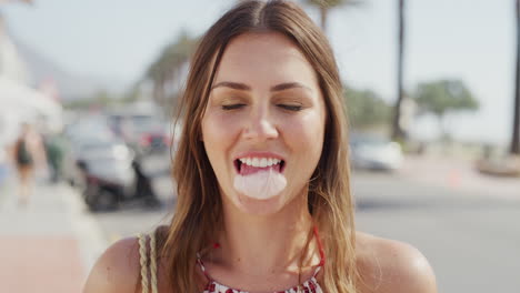 cara, retrato y mujer soplando chicle