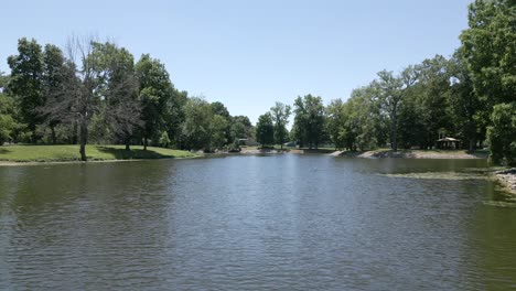 Niedrige-Drohne-Fliegt-über-Moosigen-Teich-Im-Park