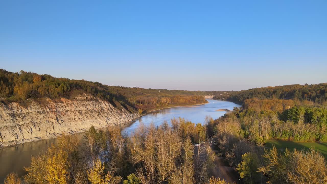 Drone del Parco della Valle del Fiume Devon in autunno.